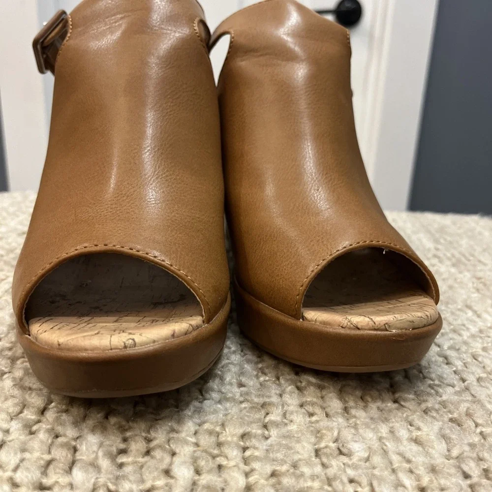 BORN b.o.c Women's Sophie Platform Wedge Mule‎ Size 10 M Camel Brown